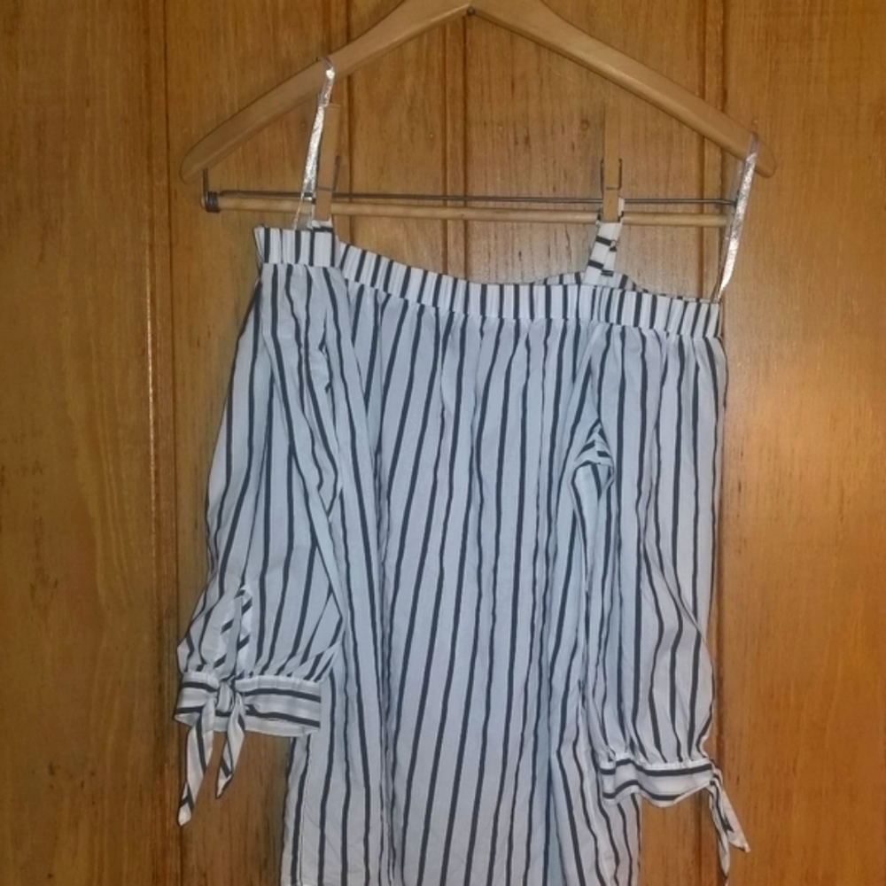 ⚓️⛴️ Iz Byer Striped off shoulder shirt small